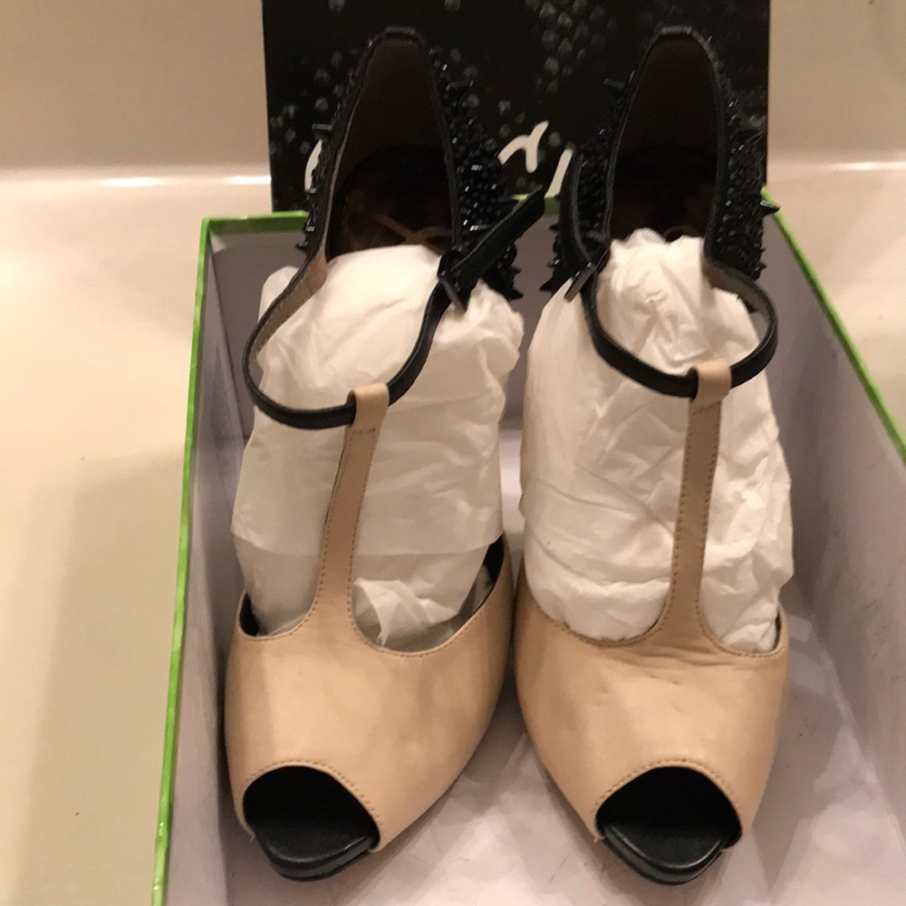 Open toe two tone stiletto heels.